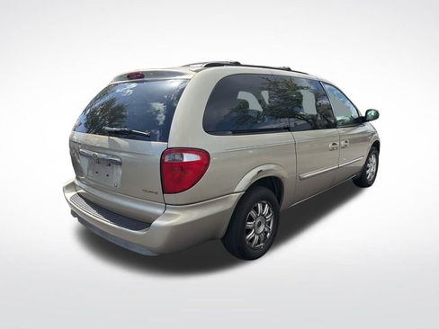 Used 2006 Chrysler Town & Country Touring image 5