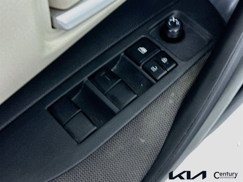 Used 2020 Toyota Corolla LE FWD image 17