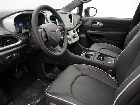 New 2026 Chrysler Pacifica Limited w/ S Appearance Package image 16