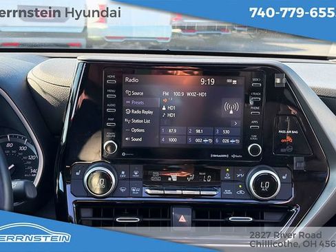 Used 2021 Toyota Highlander XLE AWD/4WD image 9