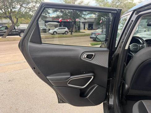 Used 2023 Kia Soul LX w/ LX Technology Package FWD image 16