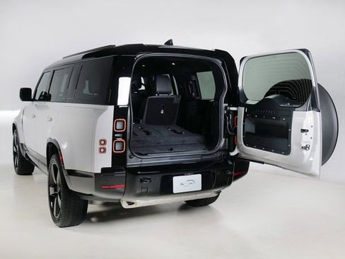 New 2026 Land Rover Defender 130 X-Dynamic SE image 31