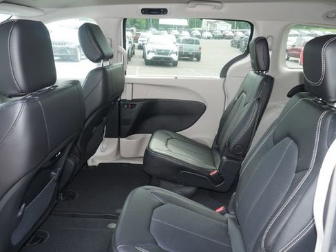 Used 2024 Chrysler Pacifica Touring-L FWD image 25