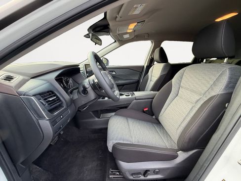 Used 2023 Nissan Rogue SV image 10