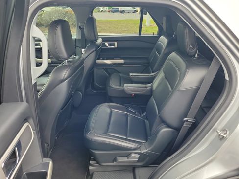 Used 2020 Ford Explorer XLT w/ Equipment Group 202A RWD image 11