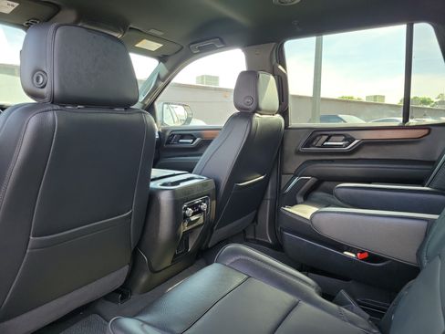 Used 2025 GMC Yukon Denali AWD/4WD image 14
