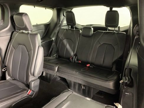 Used 2024 Chrysler Pacifica Touring-L w/ Uconnect Theater Family Group image 33