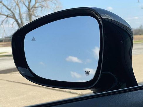 Used 2025 Chrysler Pacifica Select image 32