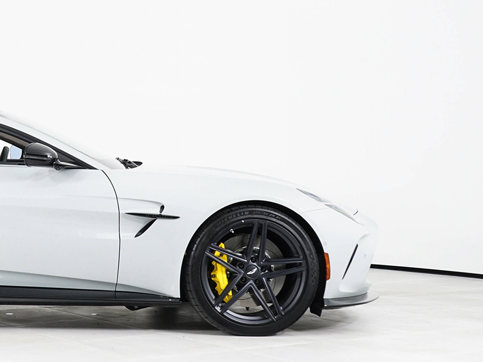 Used 2026 Aston Martin V8 Vantage Coupe RWD image 15