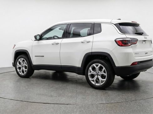Used 2025 Jeep Compass Latitude AWD/4WD image 6