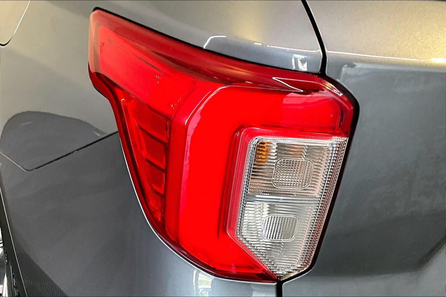Used 2022 Ford Explorer Limited w/ Equipment Group 301A AWD/4WD image 28