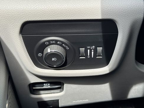 Used 2023 Jeep Grand Cherokee L Overland w/ Luxury Tech Group IV image 23