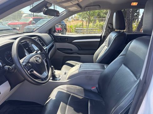 Used 2018 Toyota Highlander LE FWD image 12