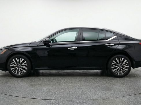 Used 2025 Nissan Altima 2.5 SV FWD image 5