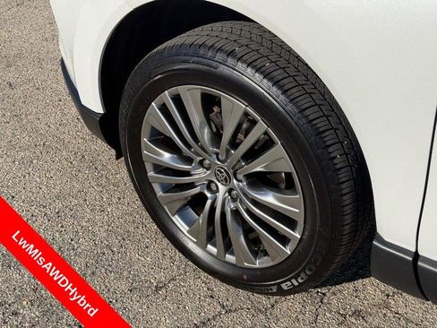 Used 2024 Toyota Venza XLE AWD/4WD image 10