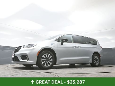 Used 2024 Chrysler Pacifica Limited FWD image 56