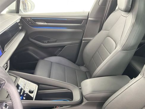 Certified 2025 Porsche Macan 4 Electric RWD image 28