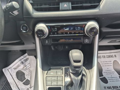 Used 2022 Toyota RAV4 XLE AWD/4WD image 39