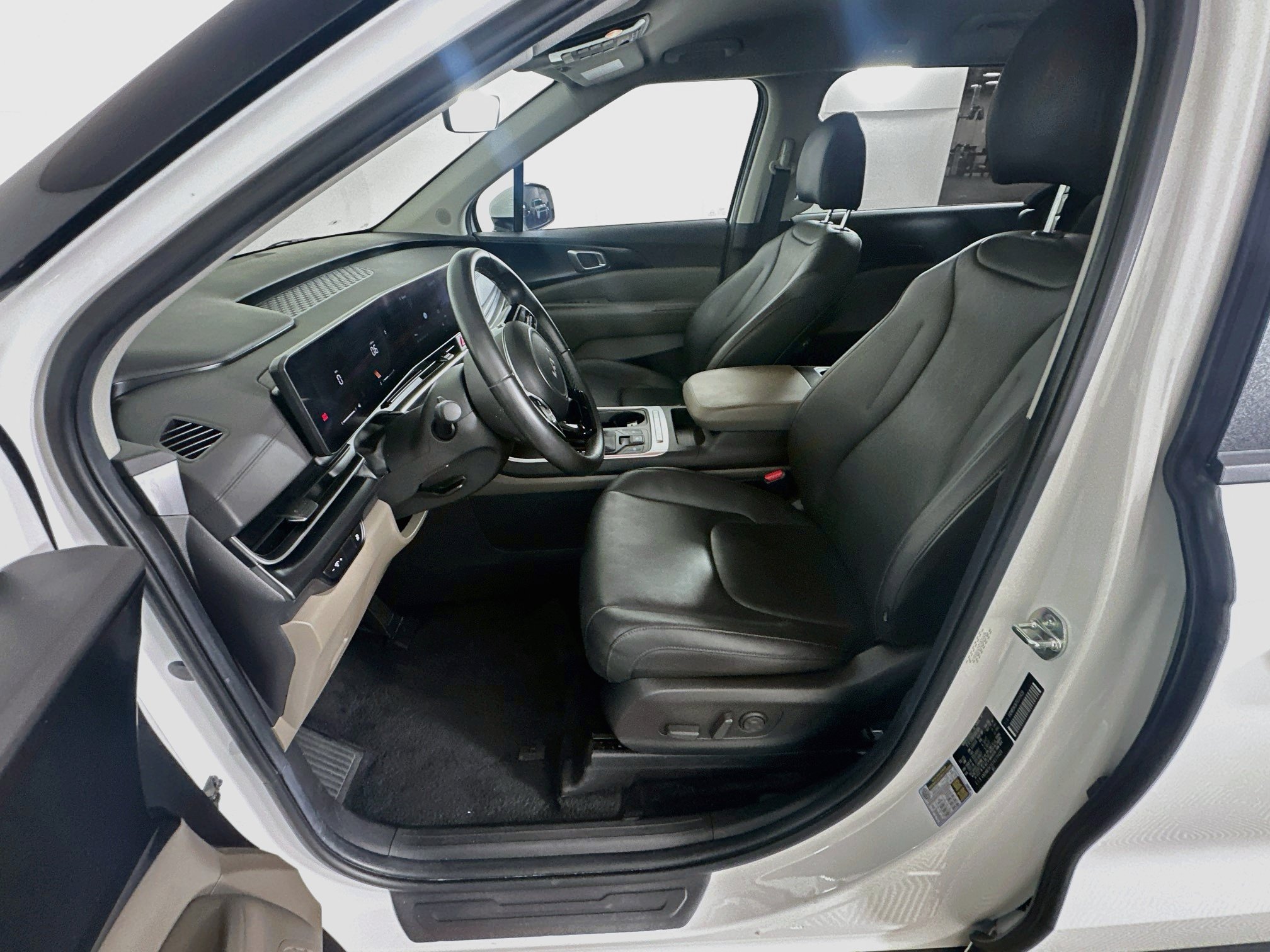 Used 2026 Kia Carnival FWD image 13
