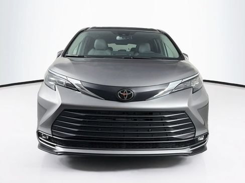New 2026 Toyota Sienna XLE FWD image 2