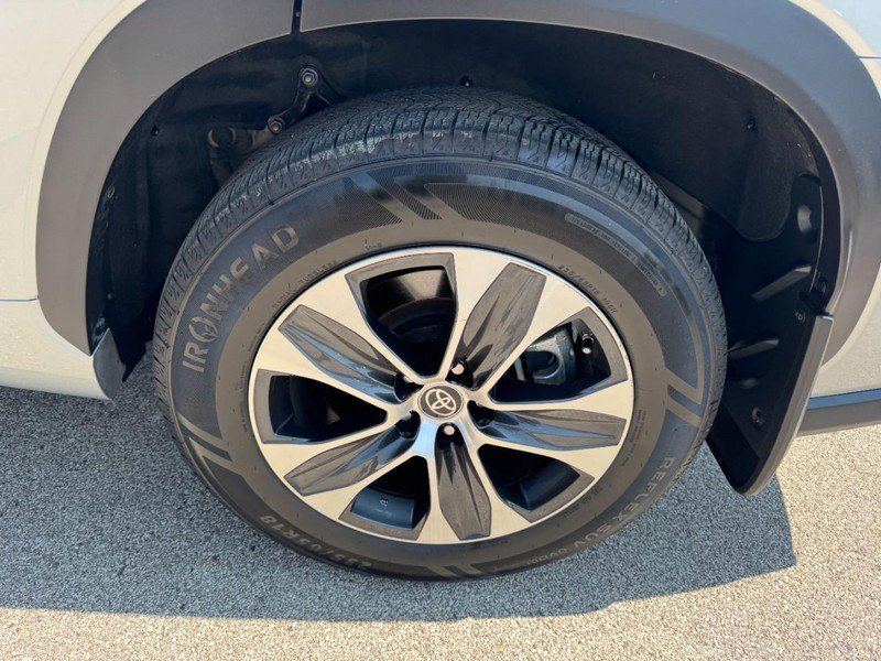 Used 2022 Toyota Highlander XLE AWD/4WD image 27