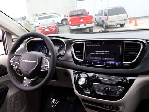 Used 2024 Chrysler Pacifica Touring-L image 13