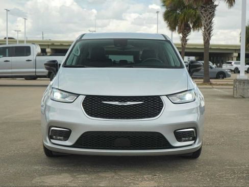 Used 2024 Chrysler Pacifica Touring-L FWD image 6
