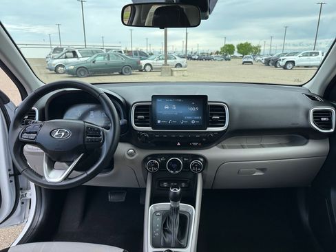 Used 2025 Hyundai Venue SEL image 34
