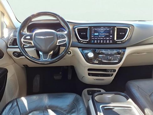 Used 2020 Chrysler Pacifica Touring-L Plus image 17