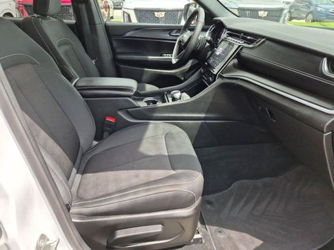 Used 2024 Jeep Grand Cherokee Laredo w/ Luxury Tech Group I AWD/4WD image 27