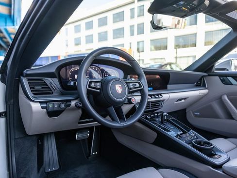 Used 2025 Porsche 911 Carrera image 4
