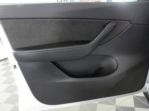 Used 2020 Tesla Model Y Long Range image 39