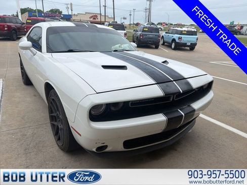 Used 2016 Dodge Challenger SXT RWD image 2