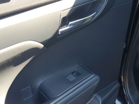 Used 2021 Toyota Highlander XLE AWD/4WD image 14