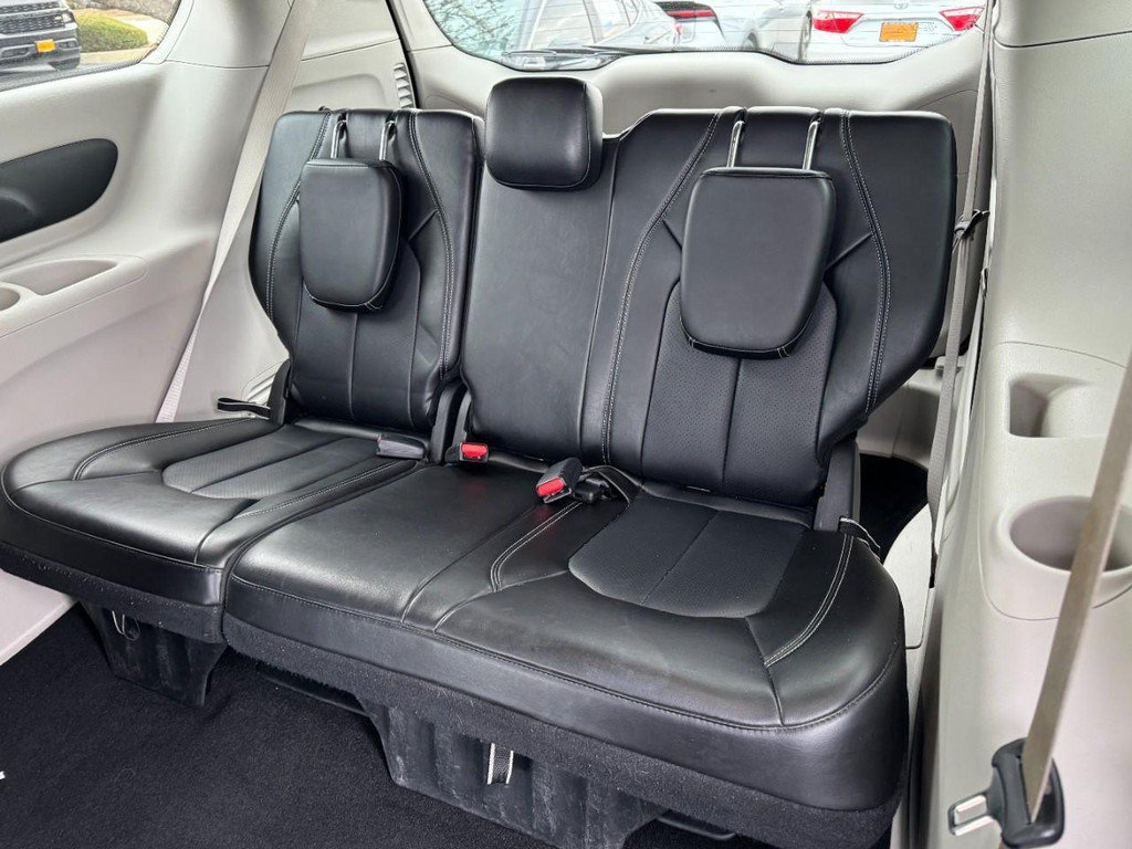 Used 2024 Chrysler Pacifica Touring-L FWD image 11