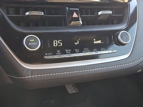 Used 2024 Toyota Corolla SE w/ SE Package image 18