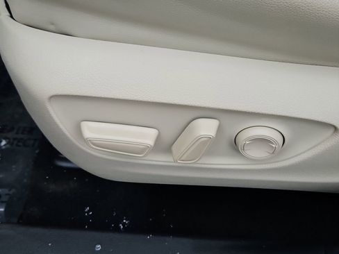 Used 2020 Toyota Highlander XLE image 24