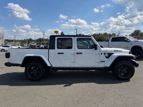 Used 2024 Jeep Gladiator Sport AWD/4WD image 2