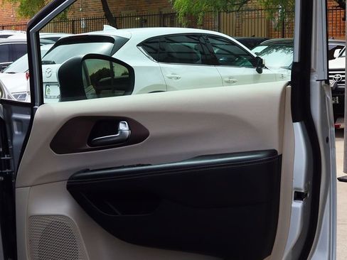 Used 2023 Chrysler Voyager LX image 33