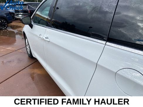 Used 2024 Chrysler Pacifica Touring-L FWD image 16