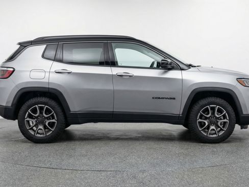 Used 2025 Jeep Compass Trailhawk image 11
