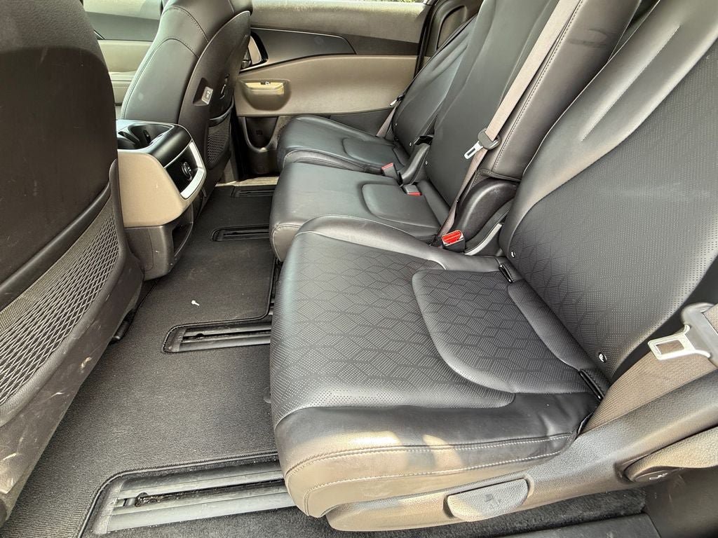 Used 2025 Kia Carnival FWD image 13
