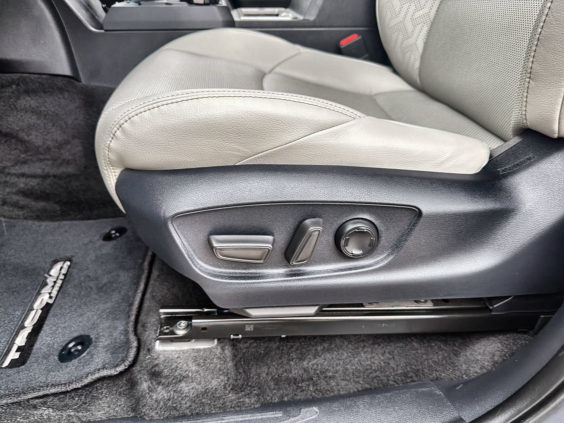 Used 2024 Toyota Tacoma Limited w/ Limited Package (LT) AWD/4WD image 4
