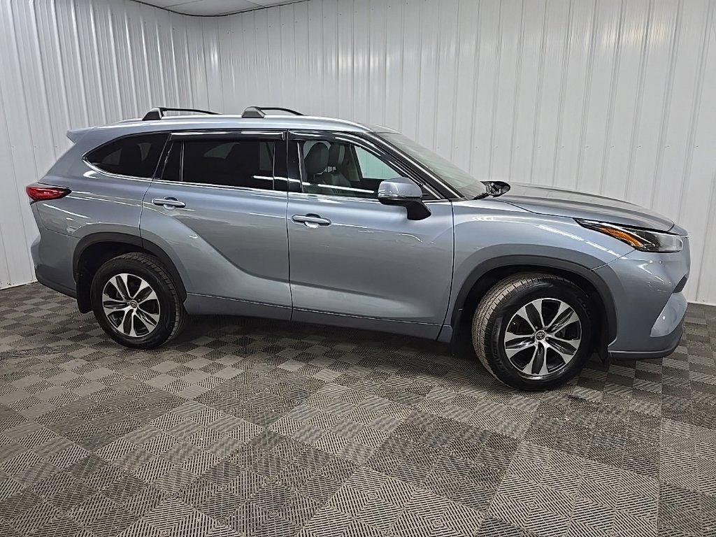 Used 2022 Toyota Highlander XLE AWD/4WD image 1