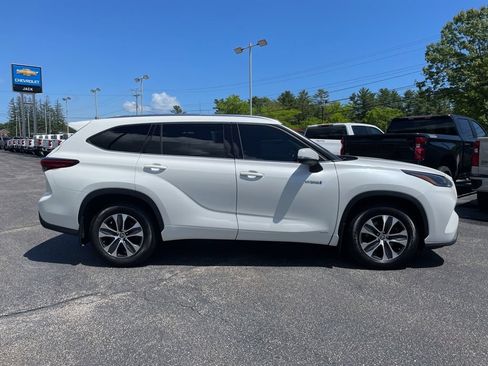 Used 2021 Toyota Highlander XLE AWD/4WD image 10