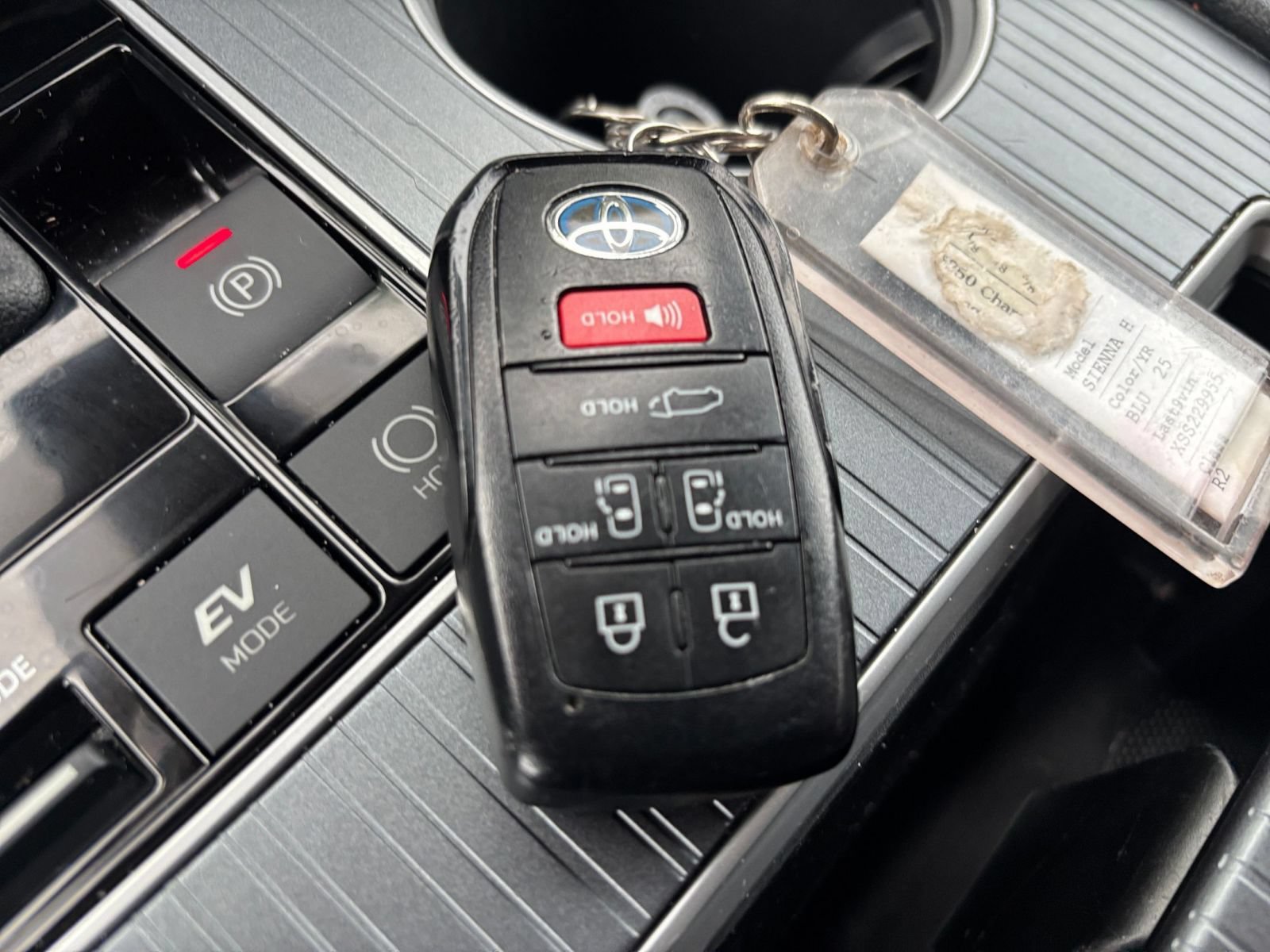 Used 2025 Toyota Sienna XLE FWD image 21