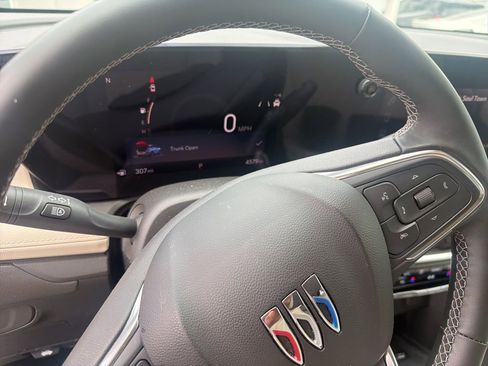 Used 2024 Buick Encore GX Avenir w/ Avenir Technology Package image 8