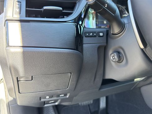 Used 2025 Lexus ES 350 w/ Premium Package image 17