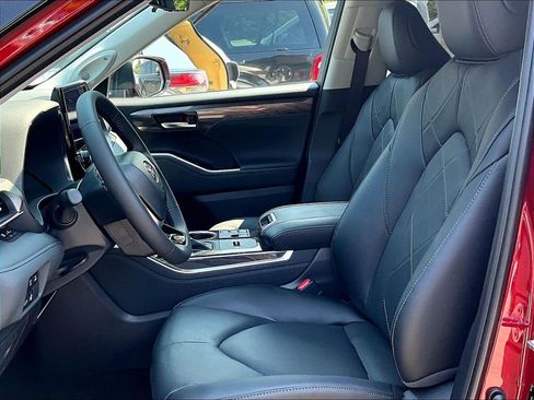 New 2026 Toyota Highlander Platinum AWD/4WD image 11