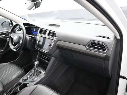 Used 2022 Volkswagen Tiguan SE w/ Panoramic Sunroof Package AWD/4WD image 10